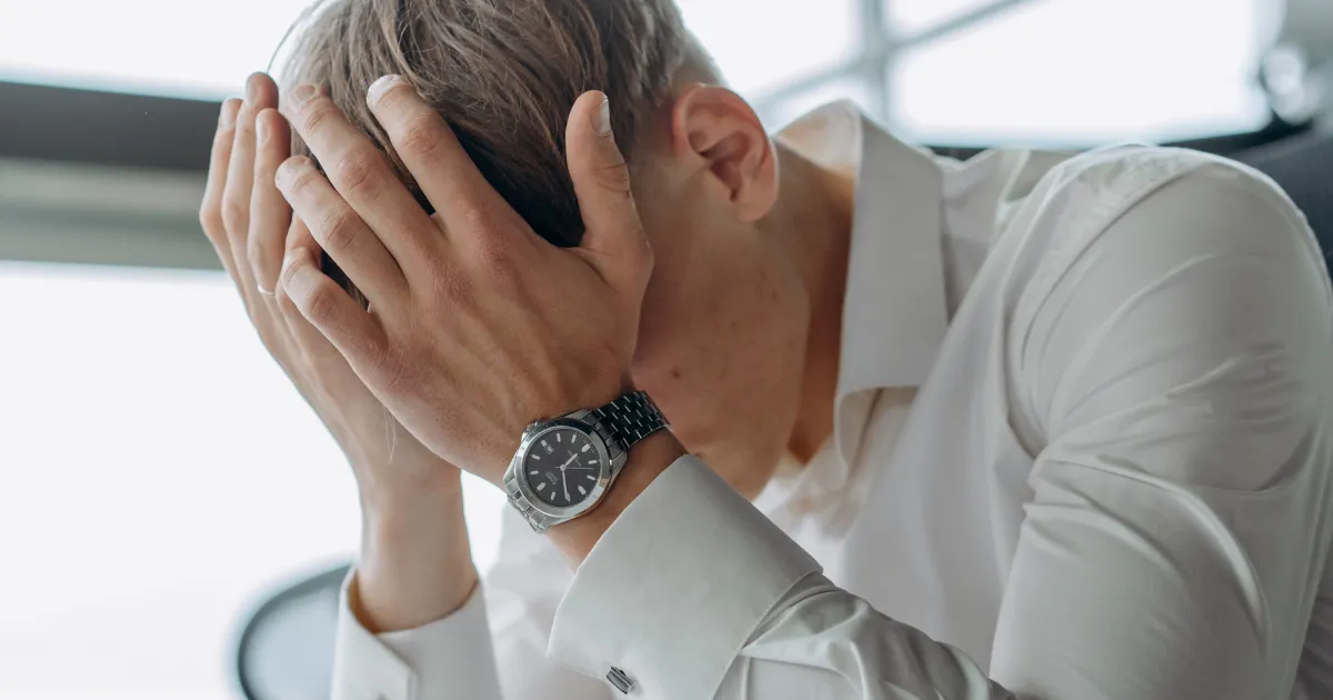 退職を考えて、デスクで悩む40代男性