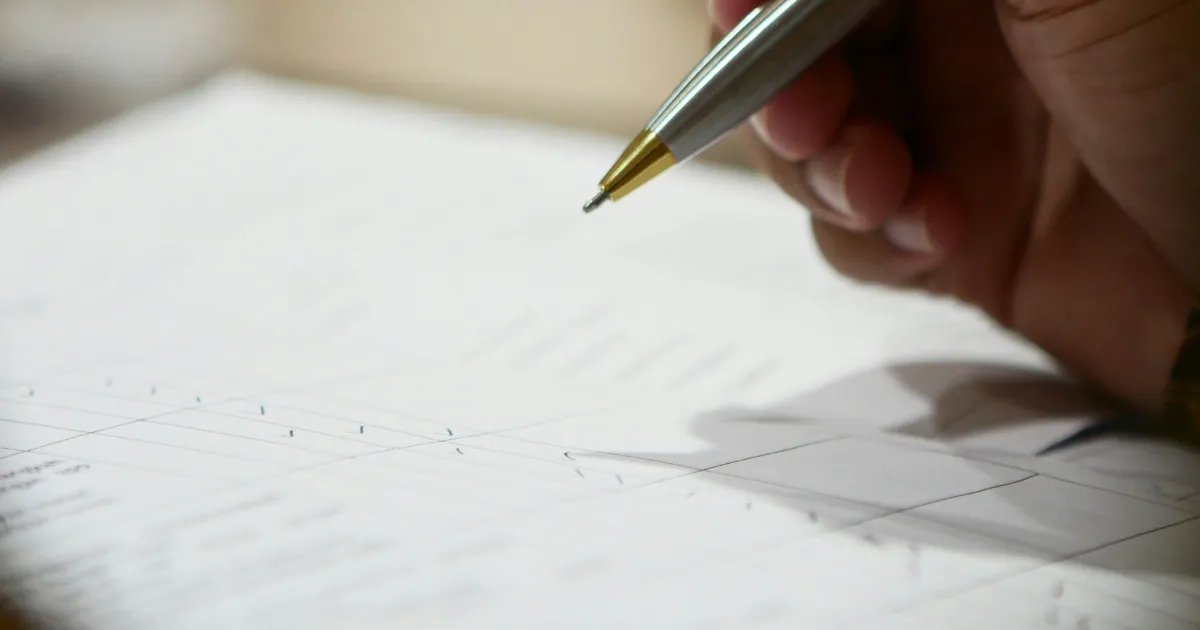 退職代行の契約書にサインしている画像。退職代行のトラブル事例についての見出しのスタートを表す