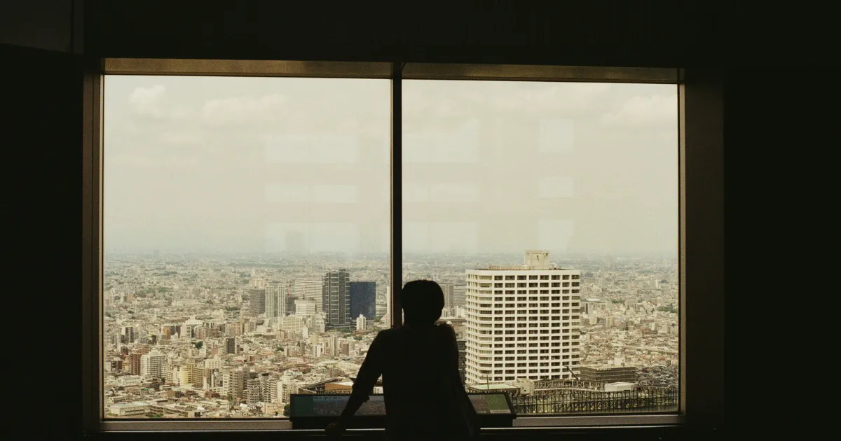 40代、スキルなし…俺のキャリア、どうなるんだろう…」と、窓際で物思いにふける、40代の男性