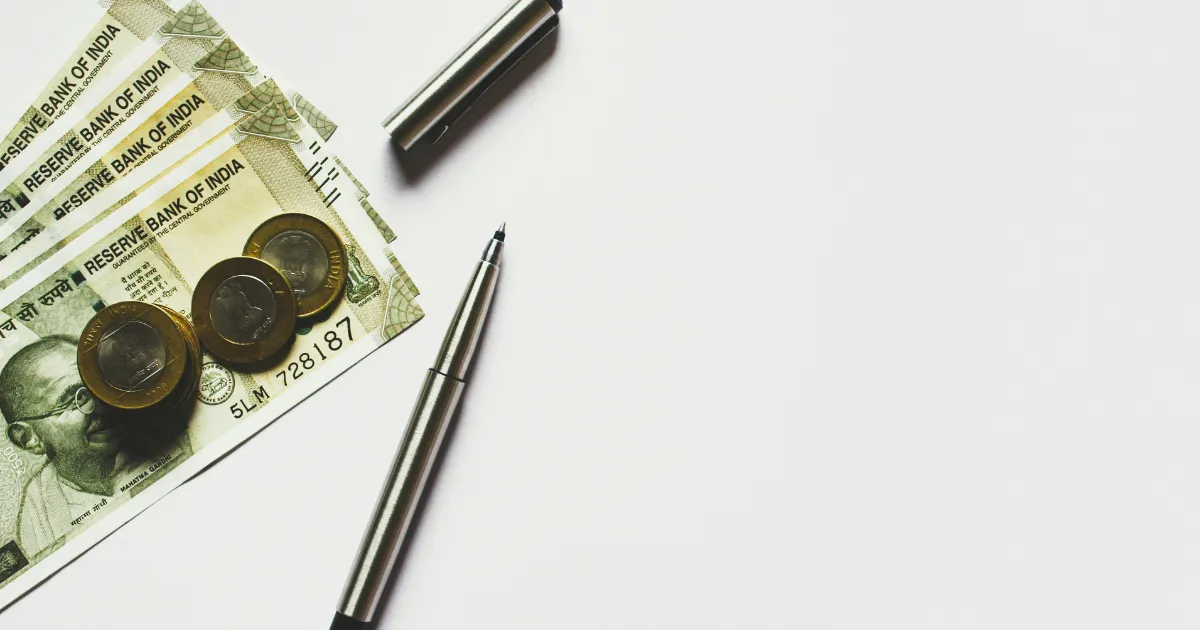 紙幣と硬貨の画像。退職代行の費用についての記事を示している