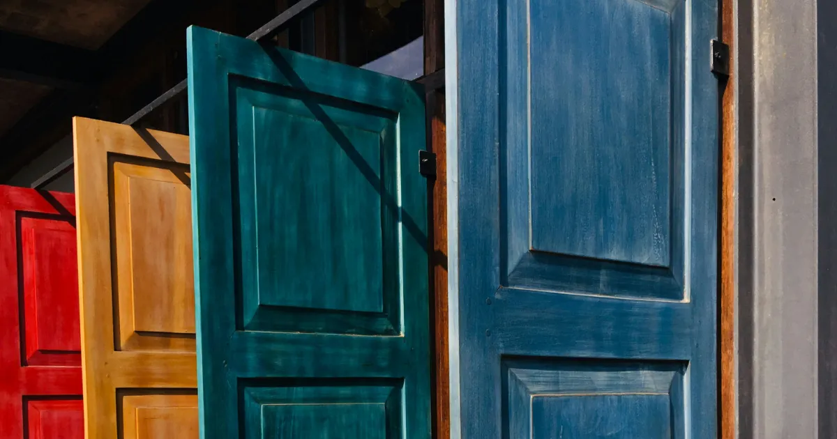 退職代行の運営元の違いについて表した画像。ドアがたくさん並び運営元への入り口となっている