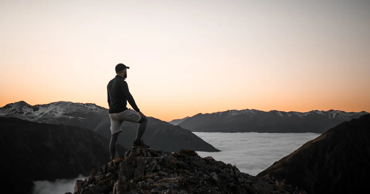 崖っぷちに立つ男性。転職活動の中で、自分に何もスキルが無いと感じ
進むべき道を見極めている。
