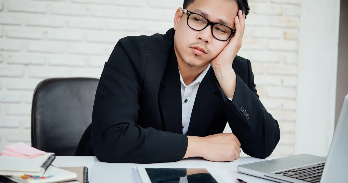 自分の年金見込み額を知って、憂鬱になっている会社員の男性。
サラリーマンの年金について考えている