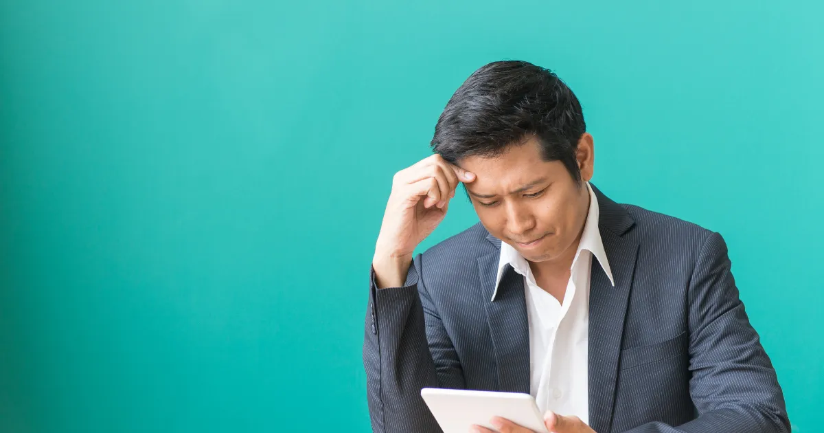 自分の年金見込み額を知って、憂鬱になっている40代の会社員の男性。
このままでは老後の年金が足りないと考えている