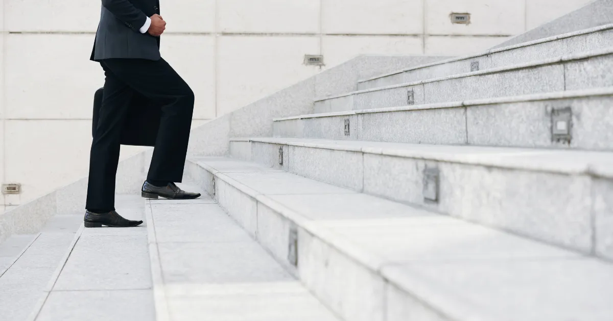 老後の資金を準備しようと決意し、一歩ずつ階段を登り始めた40代の会社員の男性