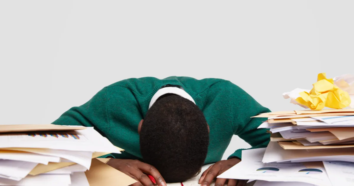 領収書の山の中でうなだれる男性。何にお金を使っているか把握できずに途方に暮れている