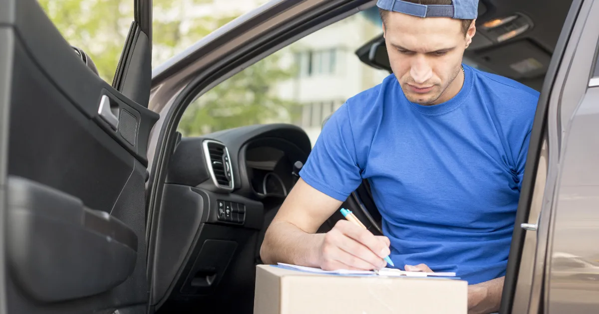 ドライバーが車内で伝票を記入している様子