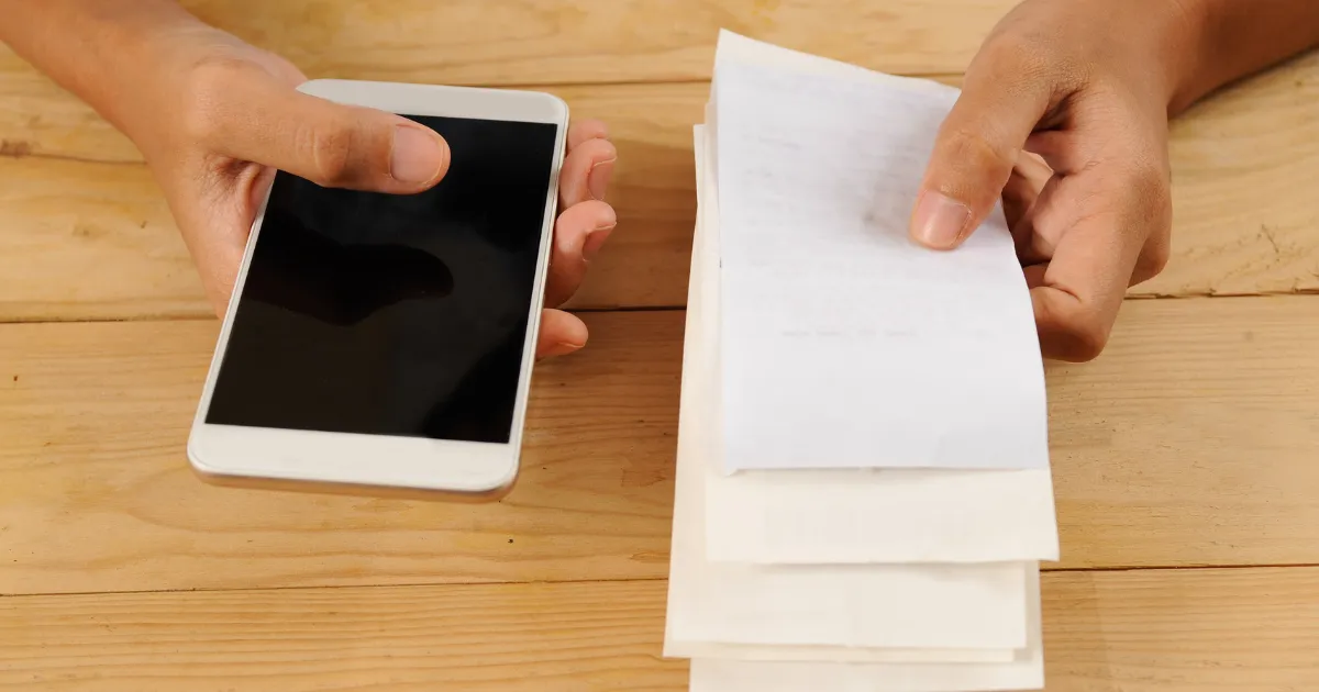 スマートフォンで領収書を管理する様子