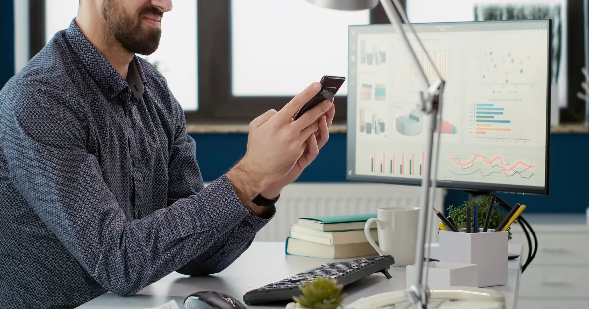 スマートフォンでクラウド会計ソフトを使い、自動で経費管理ができて喜んでいるフリーランス