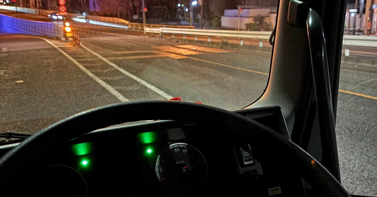 夜勤の4トントラック運転席から見た深夜の道路風景。退職代行を利用した際、誰にもバレずに私物を回収した当時の緊迫感を再現。